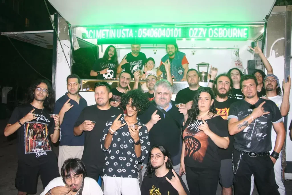 Geçerli görselin alternatif metni yok. Dosya adı: ingiliz-sarkici-ozzy-anisina-adana-da-lokma-4-18888200_amp.webp